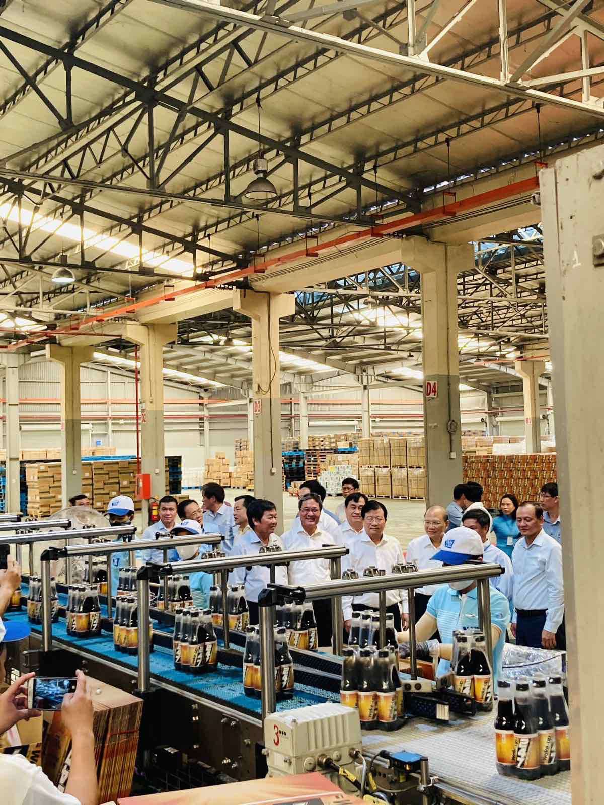 Phó Thủ tướng Trịnh Đình Dũng thăm Nhà máy Nước khoáng Vĩnh Hảo