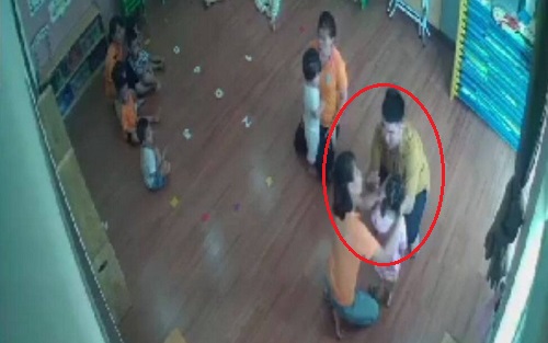 Đình chỉ 3 giáo viên để bé 2 tuổi bị bố bạn cùng lớp hành hung