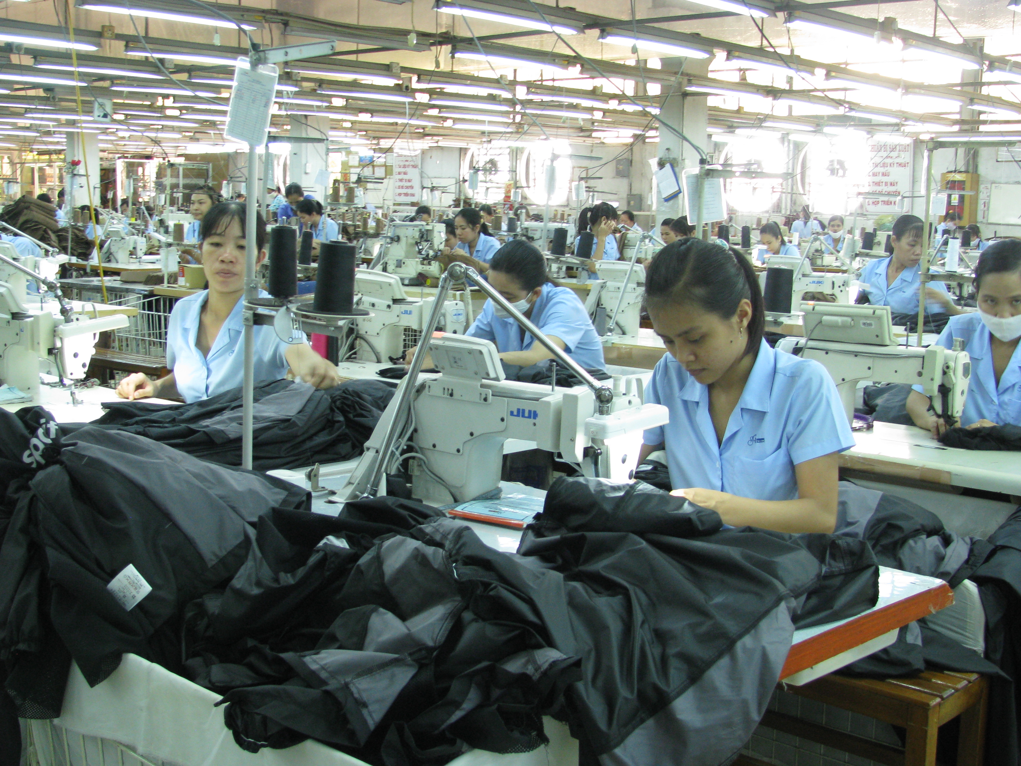 Giải pháp nào giúp ngành dệt may vượt qua khó khăn