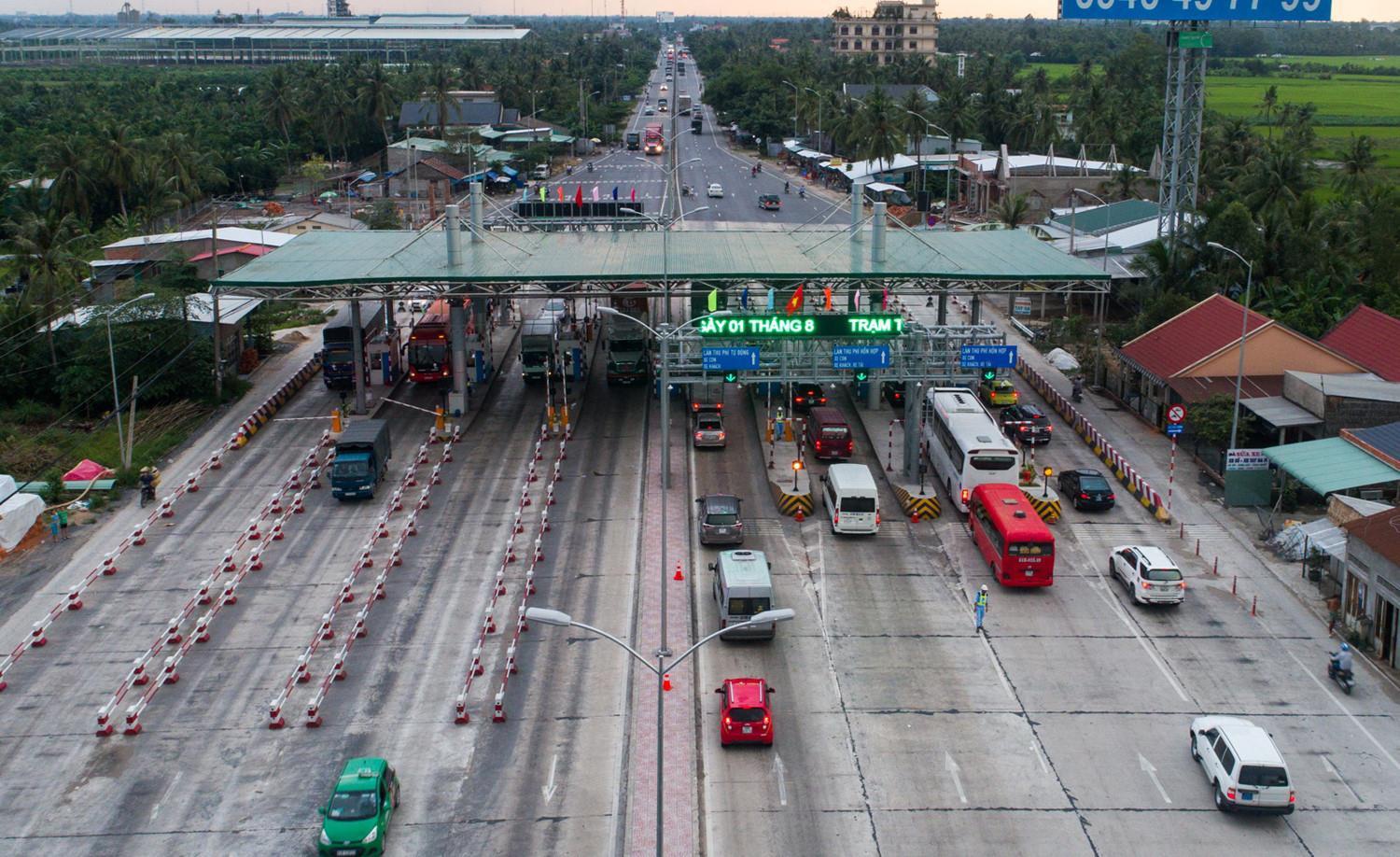 Thủ tướng yêu cầu dừng thu phí các trạm không chuyển sang thu tự động