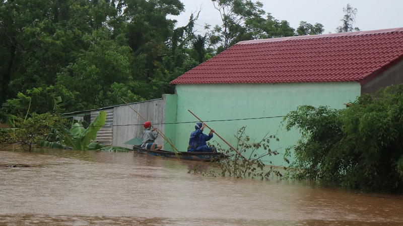 12 người chết và mất tích, hàng chục nghìn người sơ tán do mưa lũ tại miền Trung