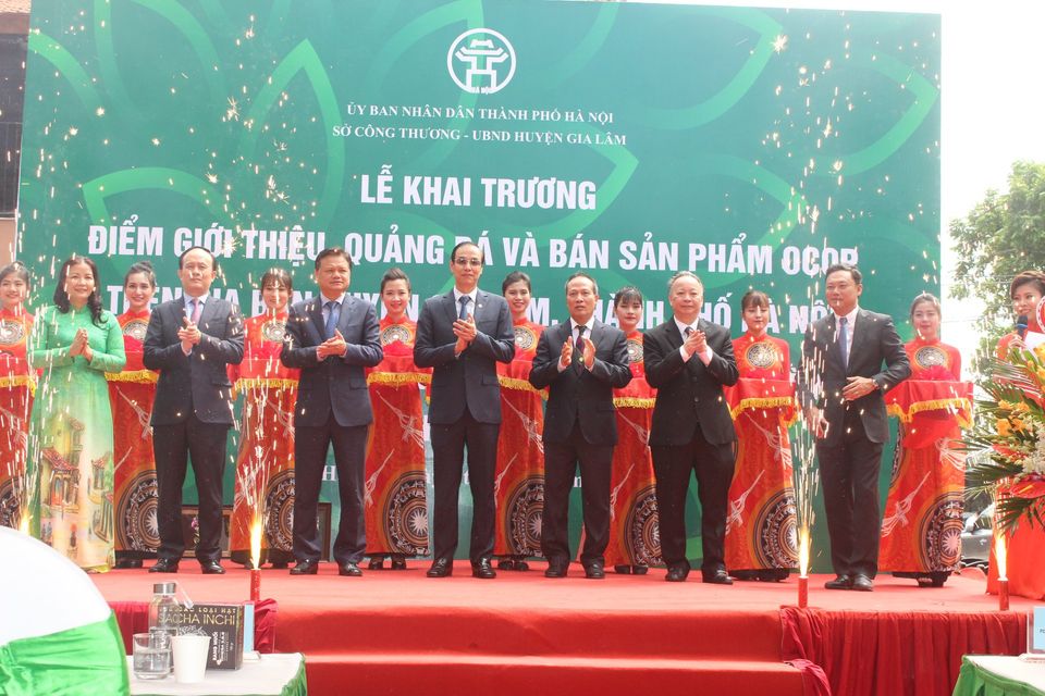 Khai trương điểm giới thiệu sản phẩm OCOP gắn với làng nghề Bát Tràng