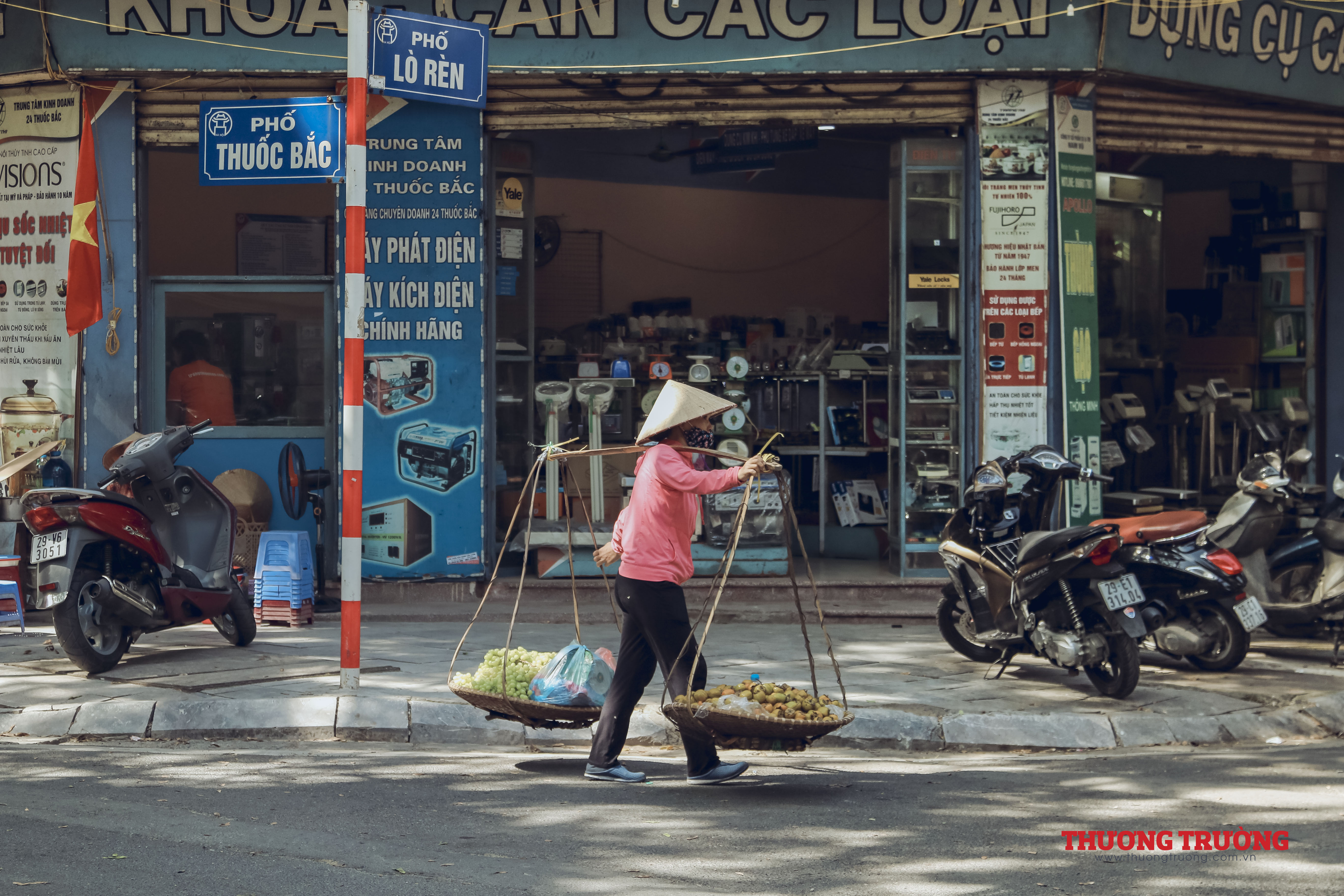 Nhọc nhằn đôi vai mẹ nơi thị thành
