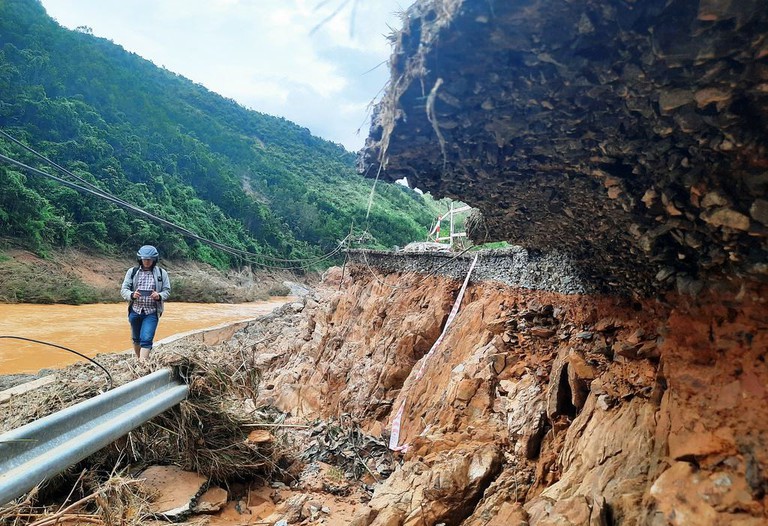 Nhiều tuyến đường trọng điểm sạt lở nghiêm trọng do mưa lũ