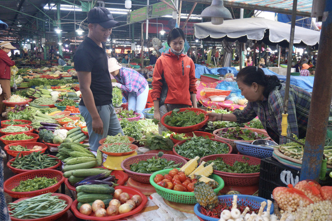 Rau xanh, củ quả tăng giá sau mưa lũ