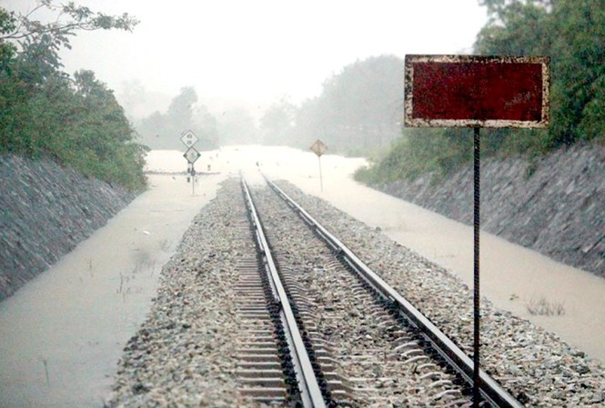 Ngành đường sắt thay đổi kế hoạch chạy tàu do mưa lũ tại miền Trung