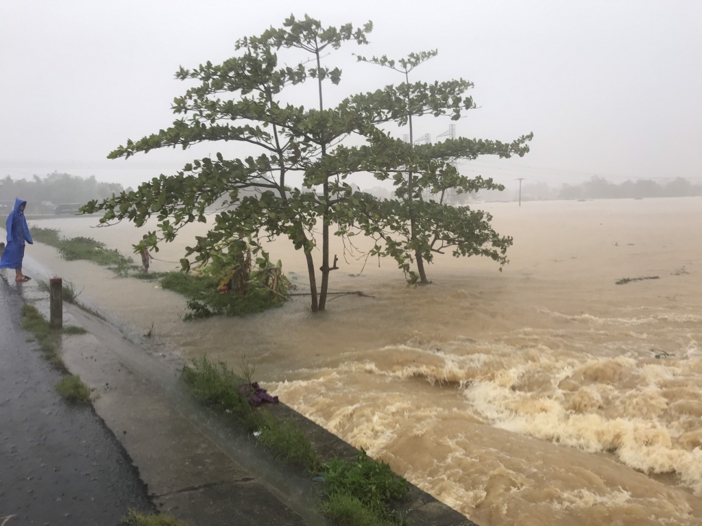 Dự báo thời tiết 2110 Miền Trung lũ rút chậm, mưa to có dấu hiệu giảm nhẹ