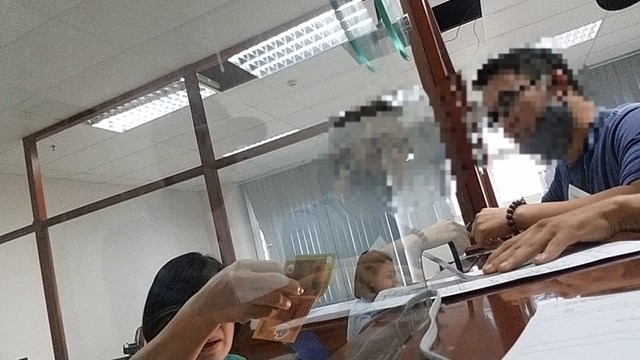 Những tờ xanh kẹp trong hồ sơ ở Hải quan Hà Nội