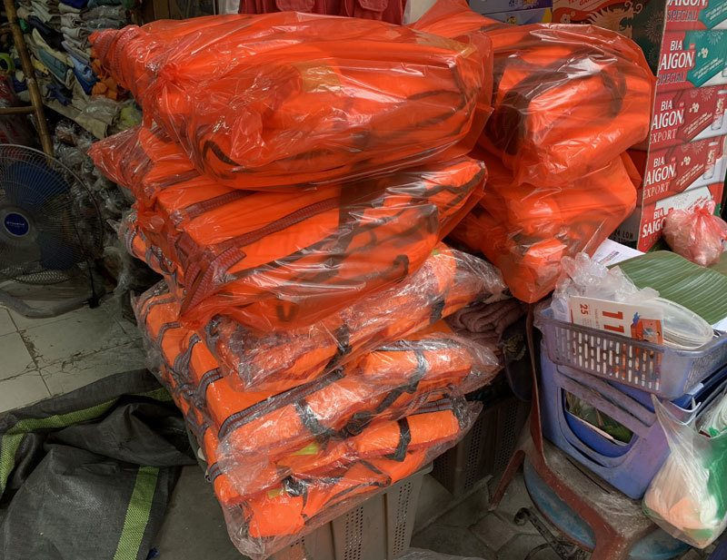 Xử lý nghiêm tình trạng thu gom, tăng giá đối với áo phao và phao cứu sinh