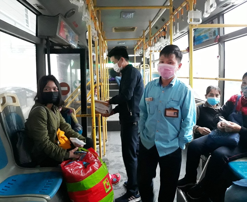 Yêu cầu hành khách đi máy bay, tàu hỏa, xe bus... vẫn phải đeo khẩu trang