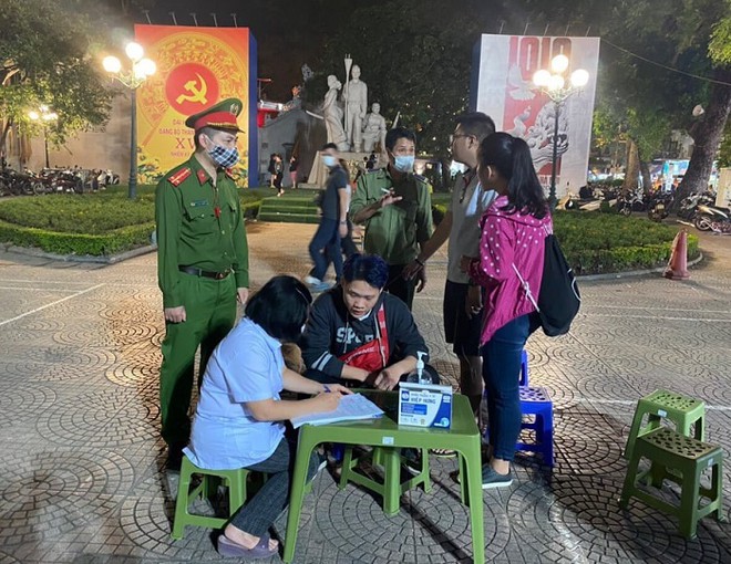 Hà Nội Xử phạt người không đeo khẩu trang tại phố đi bộ Hoàn Kiếm