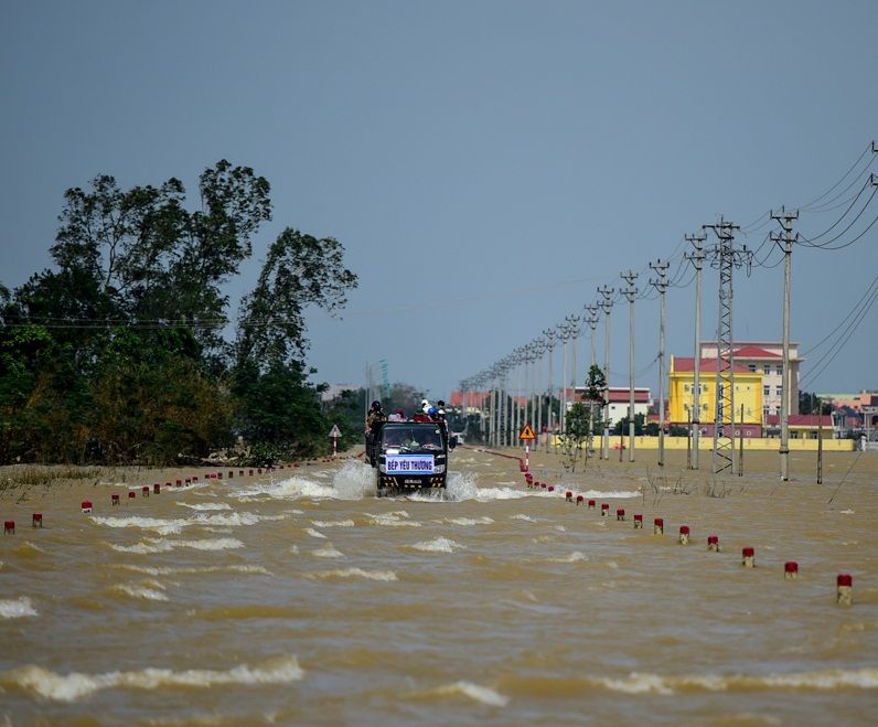 Dự báo thời tiết hôm nay 2610 Bão số 8 suy yếu, tiếp tục theo dõi diễn biến cơn bão gần biển Đông