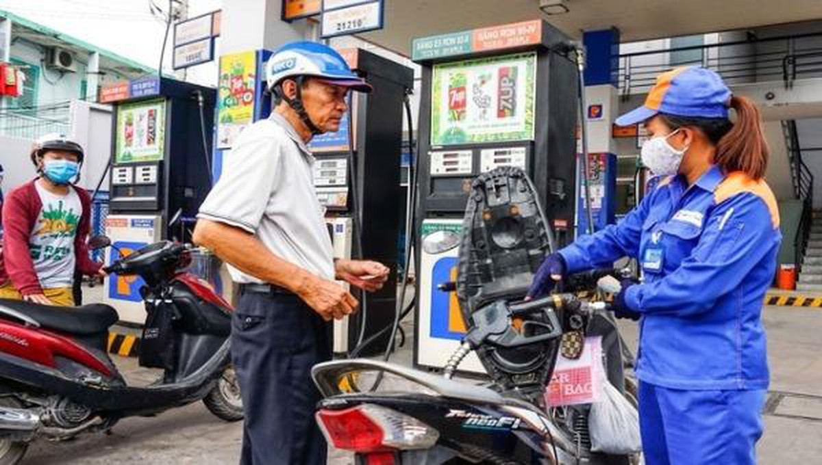 Chiều nay 2710, giá xăng trong nước tiếp tục điều chỉnh giảm