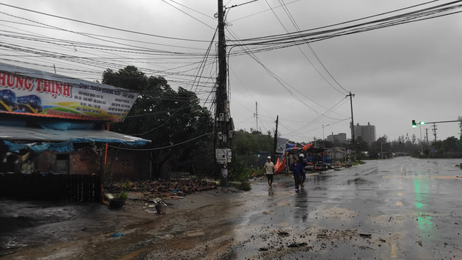 Bão số 9 đổ bộ, Quảng Ngãi có 1 người thiệt mạng vì gió giật mạnh