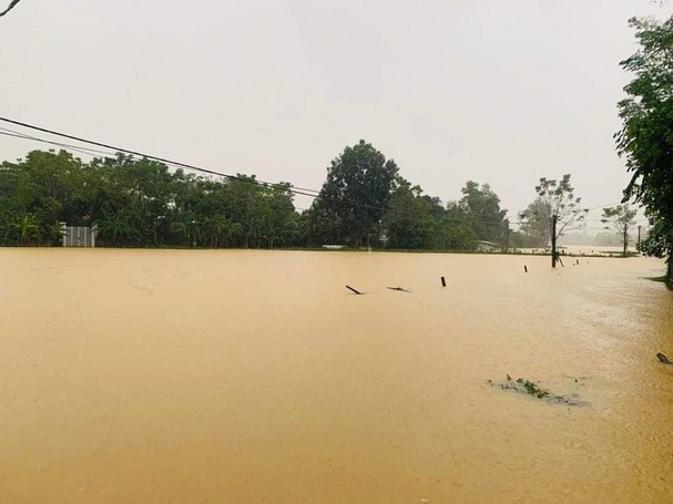 Mưa lớn kéo dài khiến nhiều nơi ở Nghệ An chìm trong biển nước