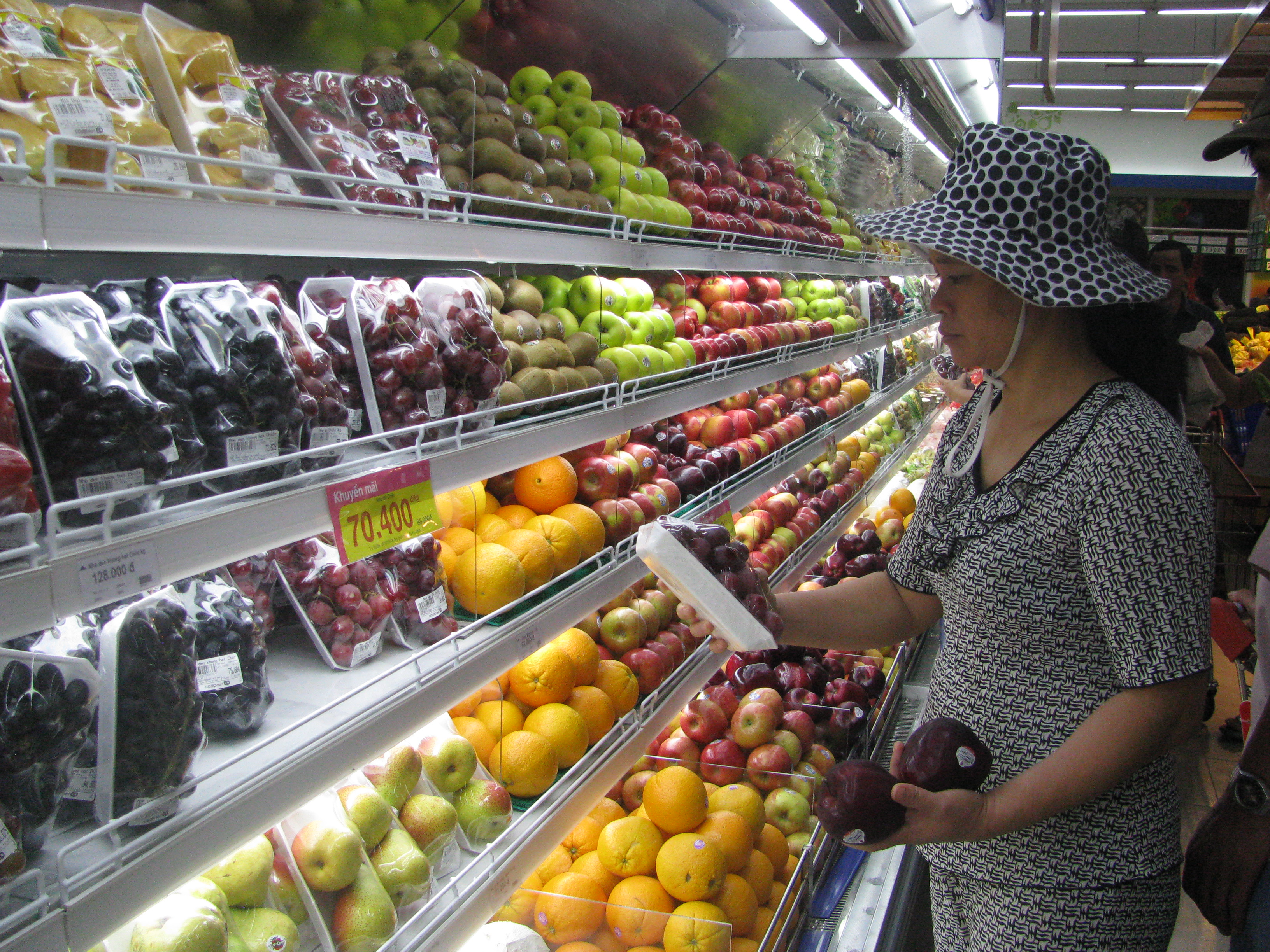 Nhiều giải pháp giúp hàng Việt trụ vững trên sân nhà