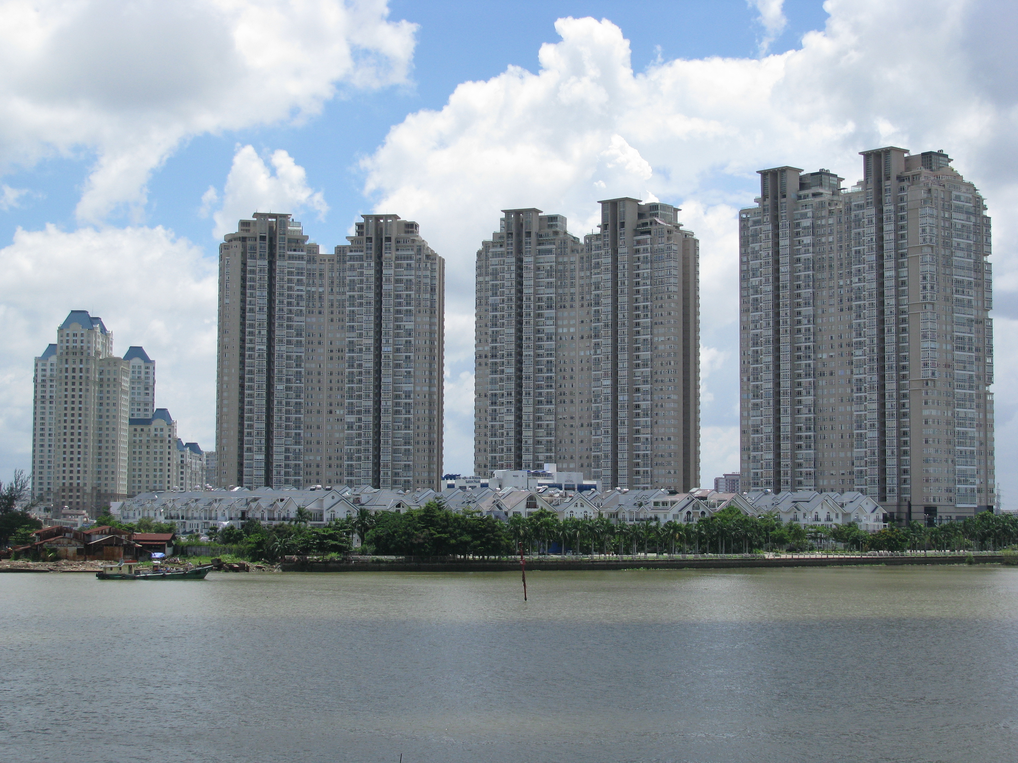 TPHCM Làm sao để kéo giảm giá nhà