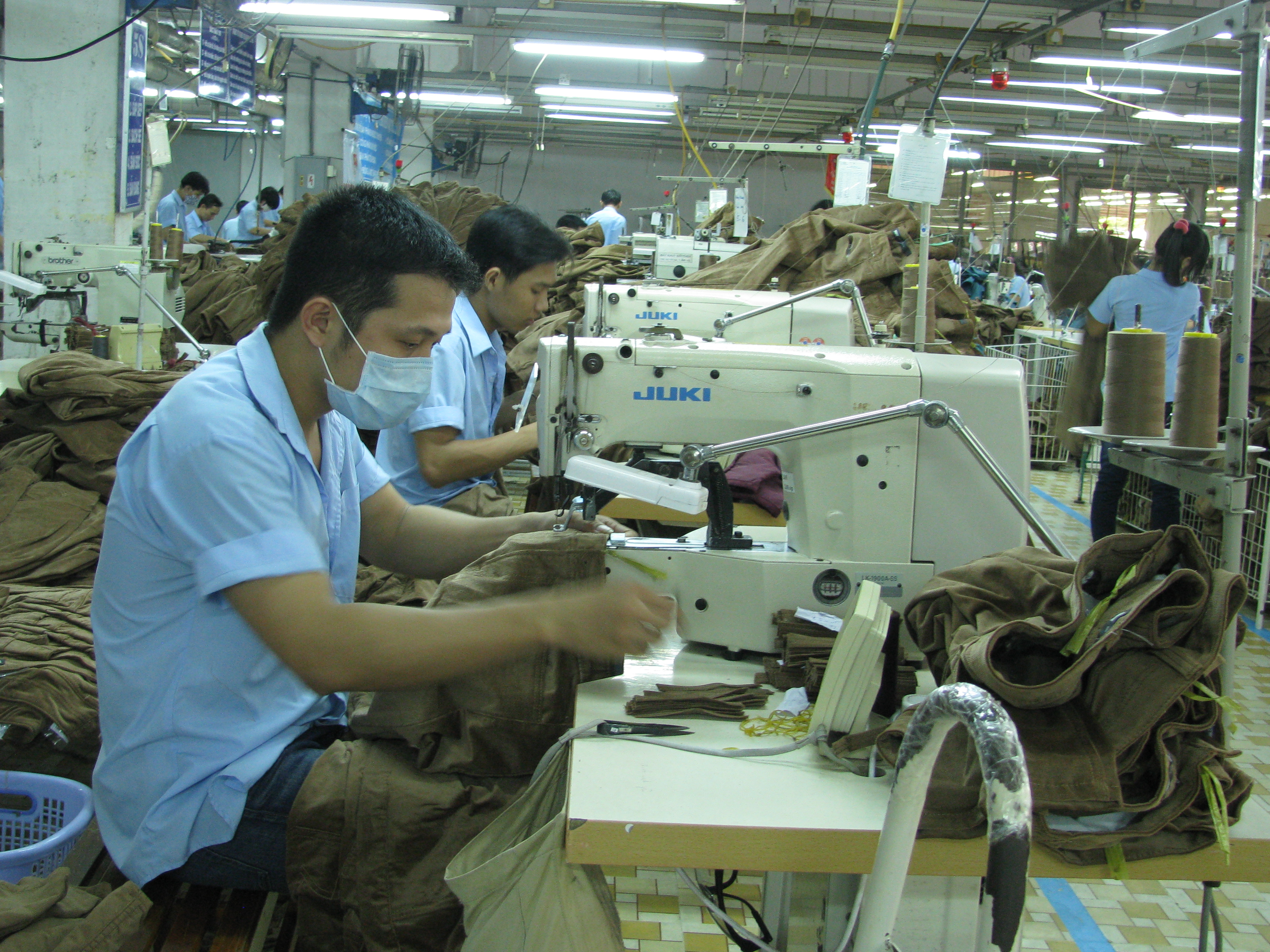 Nhiều ngành sản xuất vẫn còn gặp khó khăn