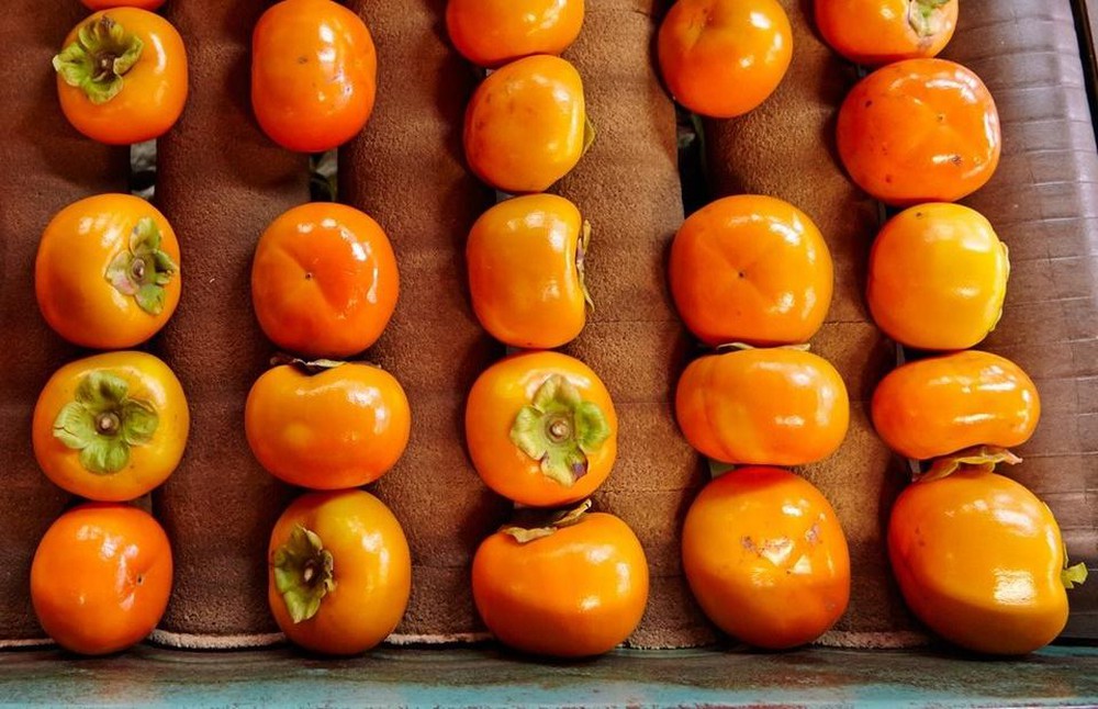 Hồng giòn Fuyu có giá gần 1 triệukg