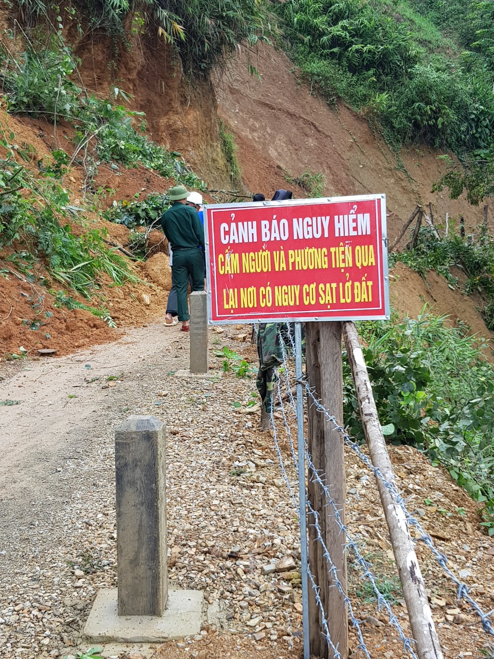 Khắc phục sạt lở gây ách tắc giao thông tại khu vực biên giới