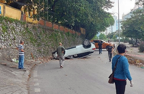 Toyota Safety Sense ở đâu khi chiếc Toyota Corolla Cross đầu tiên bị tai nạn lật ngửa bụng