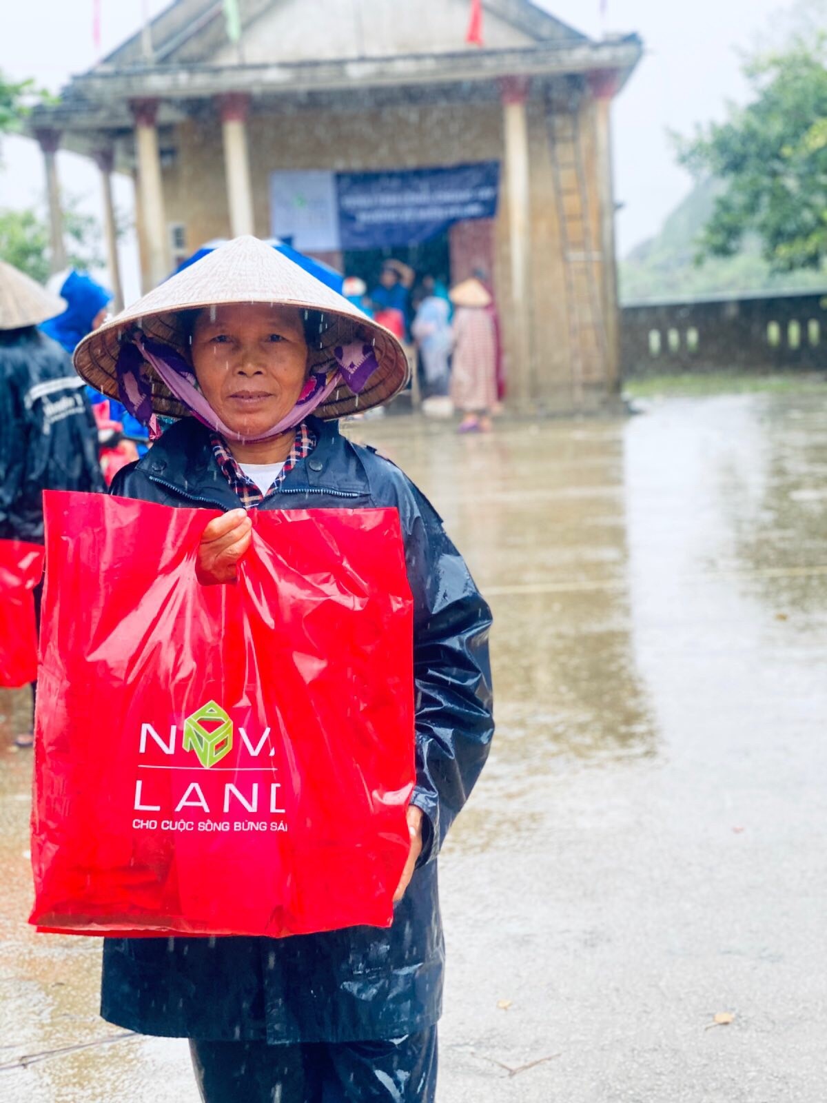 Novaland đồng hành cùng người dân vùng lũ vượt qua khó khăn