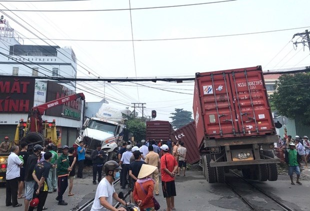 Tàu hàng va chạm xe container do lỗi chủ quan của ngành đường sắt