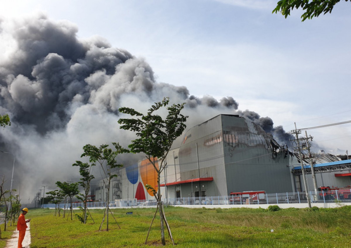 Cháy lớn tại Công ty thực phẩm CJ Cầu Tre trong KCN Hiệp Phước