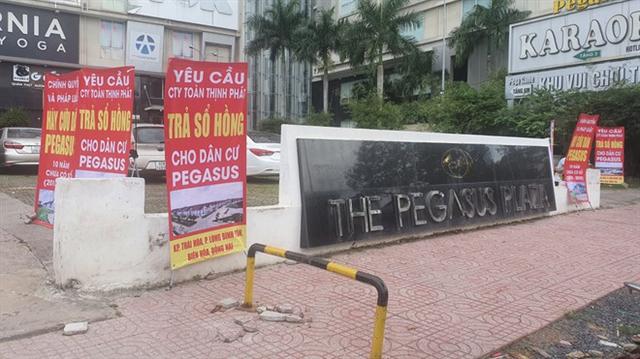 Đồng Nai Chờ đợi mỏi mòn, cư dân làng biệt thự Long Bình Tân căng băng rôn tìm chủ đầu tư đòi sổ hồng