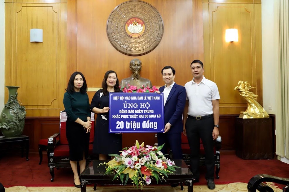 Hiệp hội các nhà bán lẻ Việt Nam trao số tiền 20 triệu đồng ủng hộ miền Trung