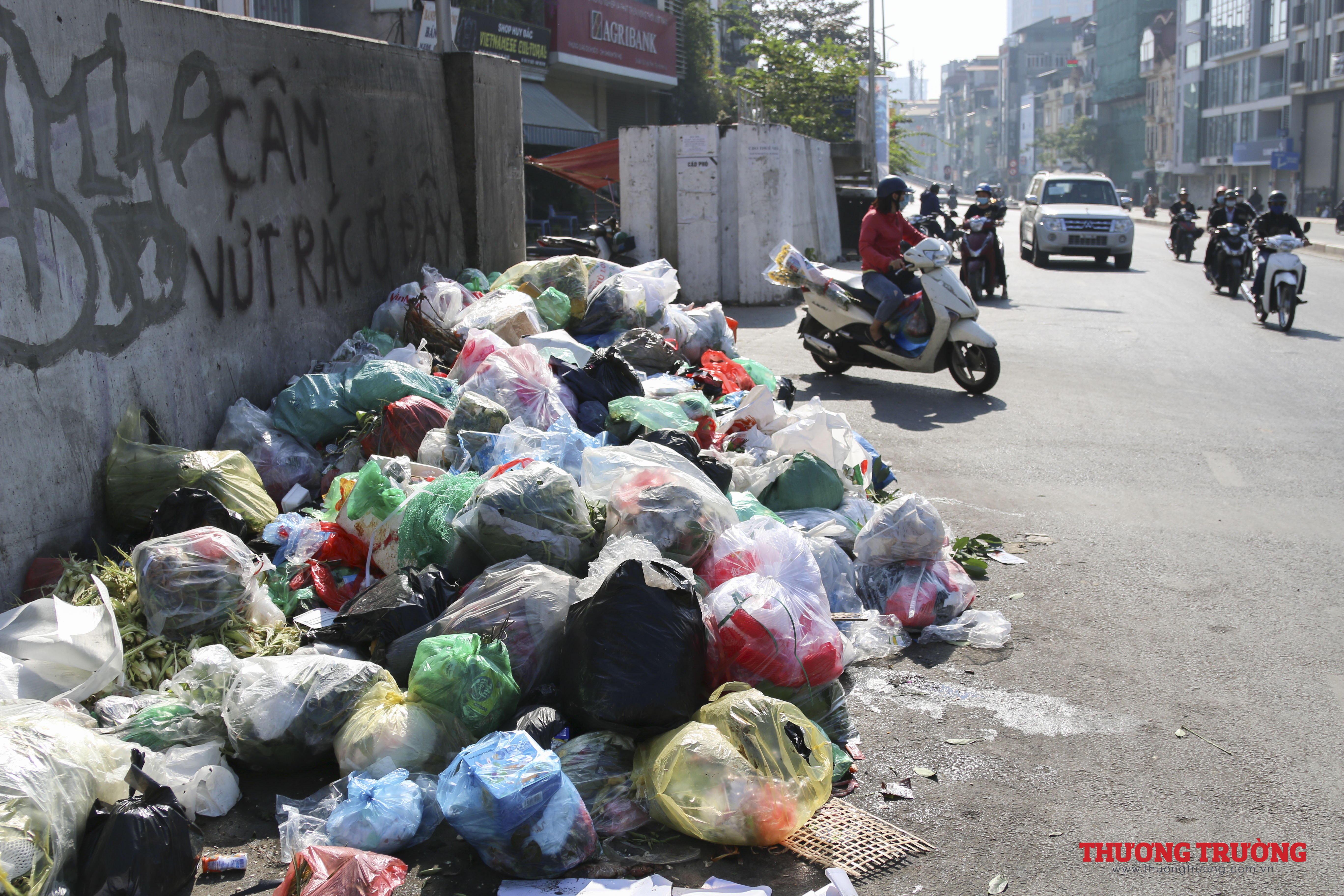 Hà Nội Rác thải bủa vây các con đường, tuyến phố