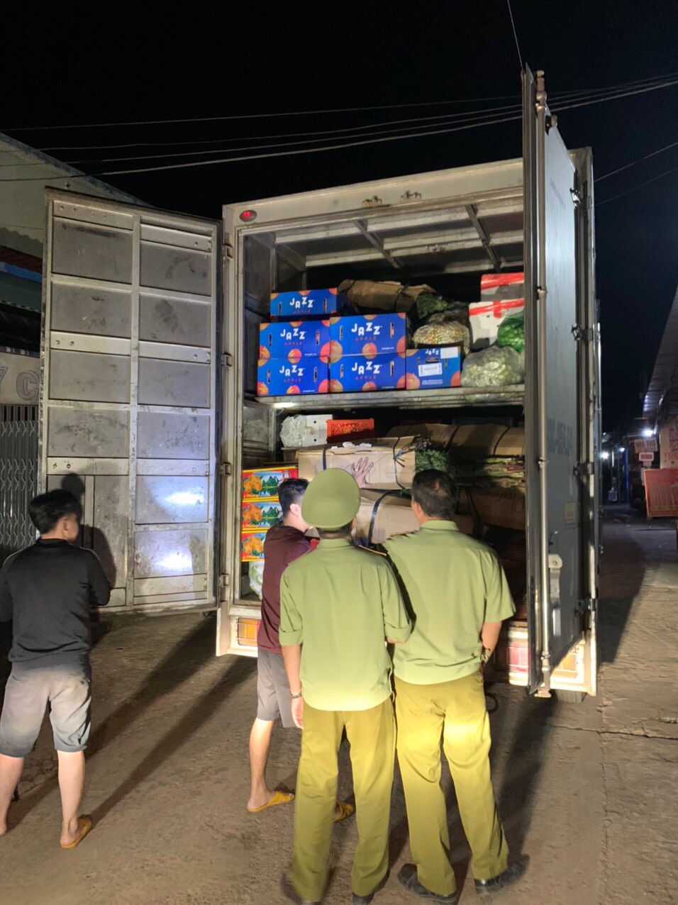 Bình Phước Đội QLTT số 7 phát hiện và ngăn chặn 1.2 tấn trái cây nhập lậu