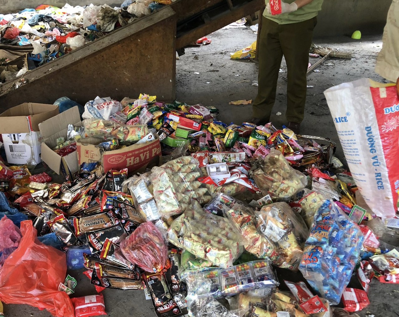 QLTT bắt giữ gần 300kg thuốc bảo vệ thực vật không rõ nguồn gốc tại Hà Giang