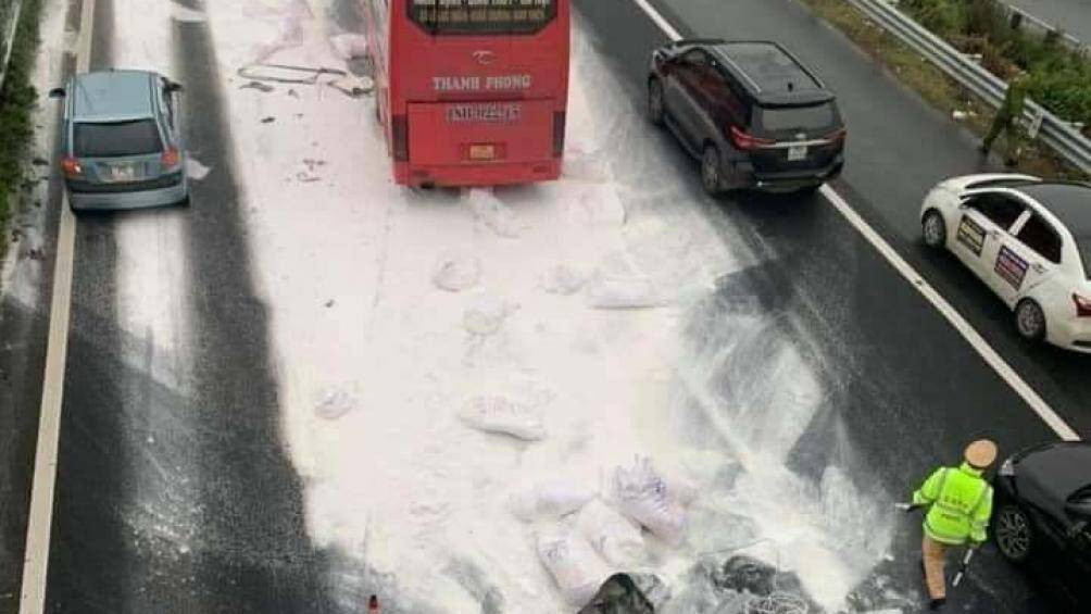 Xe đầu kéo làm rơi hàng chục bao tải bột đá xuống đường gây tại nạn liên hoàn