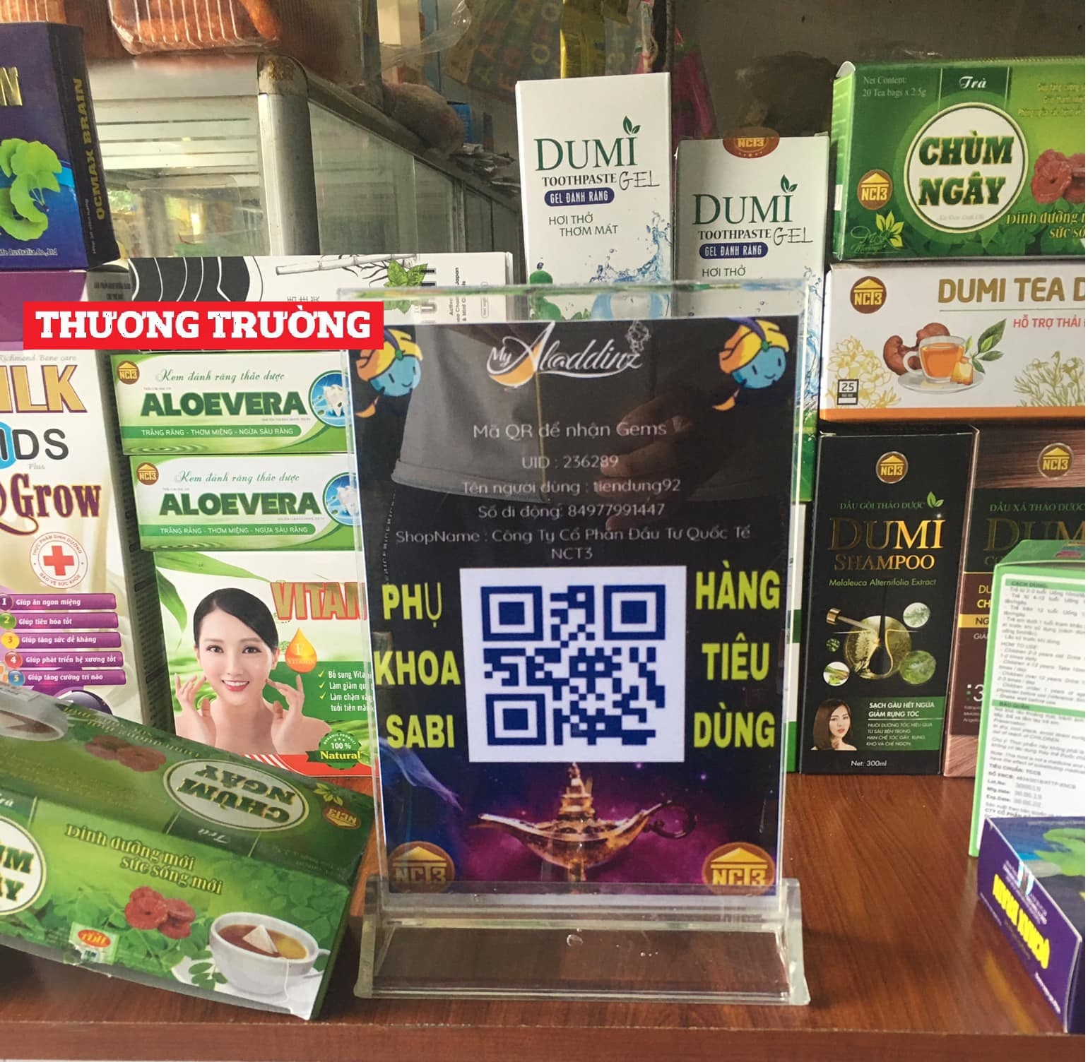 Đại diện Công ty CP Đầu tư quốc tế NCT3 thí nghiệm về công dụng thần kỳ của “Bộ sản phẩm phòng Đại dịch toàn cầu”