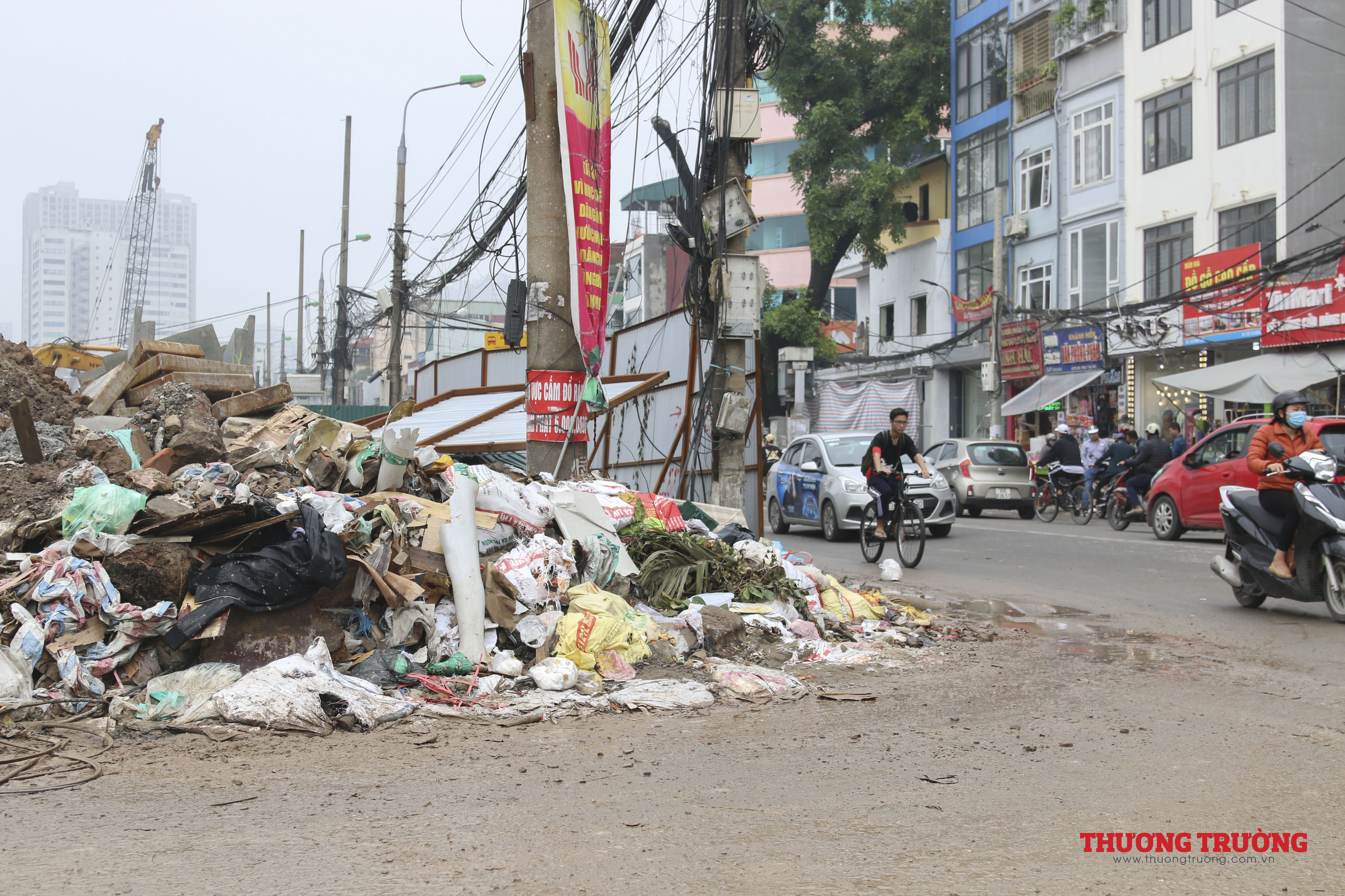 Hà Nội Rác thải tràn lan trên tuyến đường nghìn tỷ
