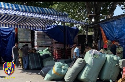 Phát hiện số lượng lớn hàng không hóa đơn chứng từ trên tàu thống nhất