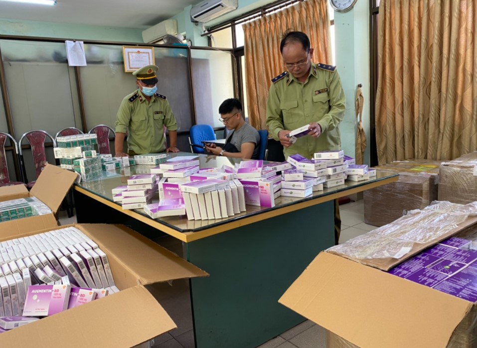 Lực lượng quản lý thị trường Hà Nội bắt giữ hàng trăm nghìn loại thuốc tân dược trôi nổi