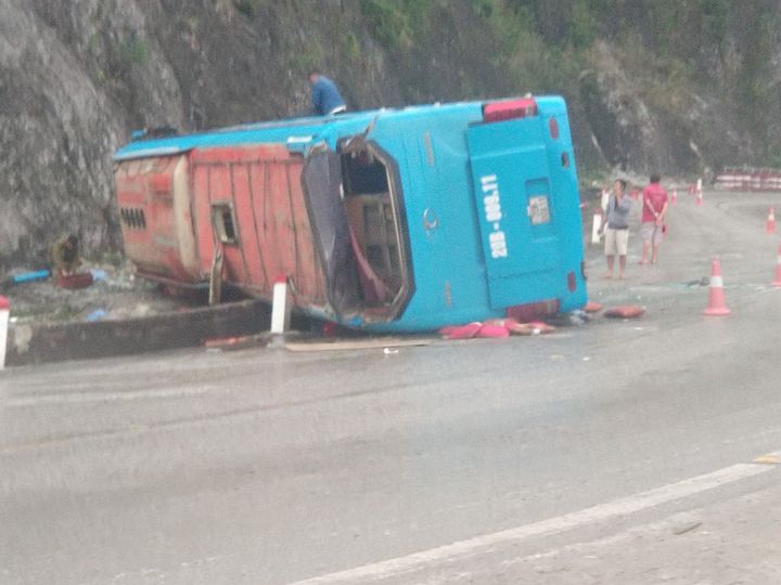 Hòa Bình  Lật xe khách giường nằm, 2 người tử vong và nhiều người bị thương