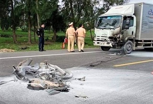 Hà Tĩnh Xe tải va chạm xe máy 2 xe bốc cháy, một người tử vong