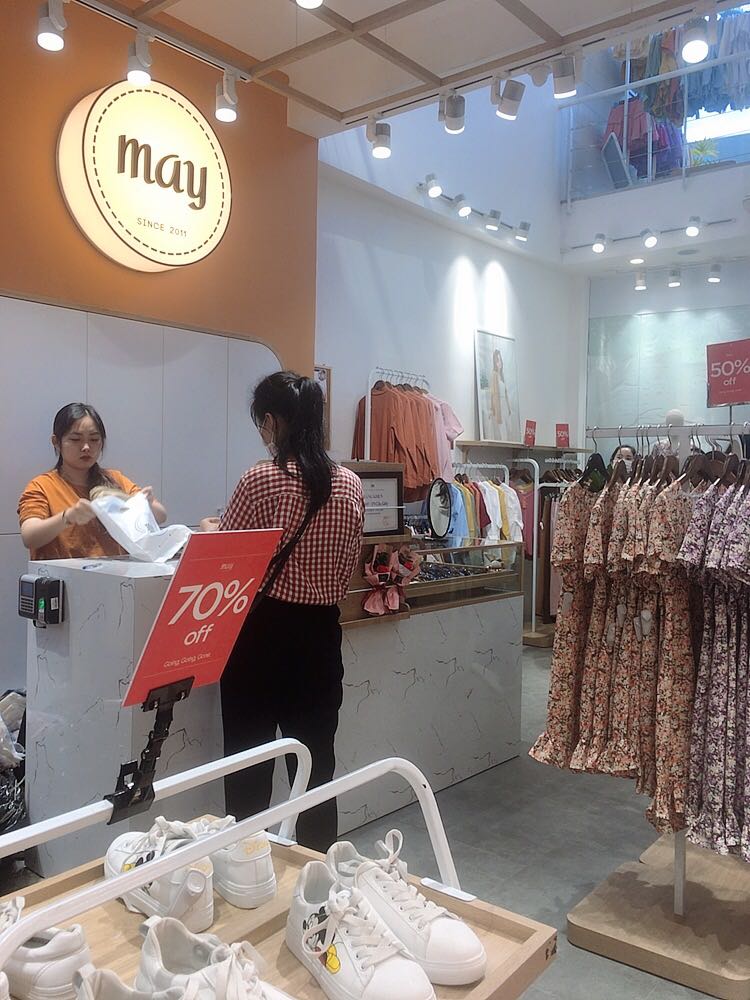 Hà Nội Cửa hàng thời trang bão sale ngày Black Firday