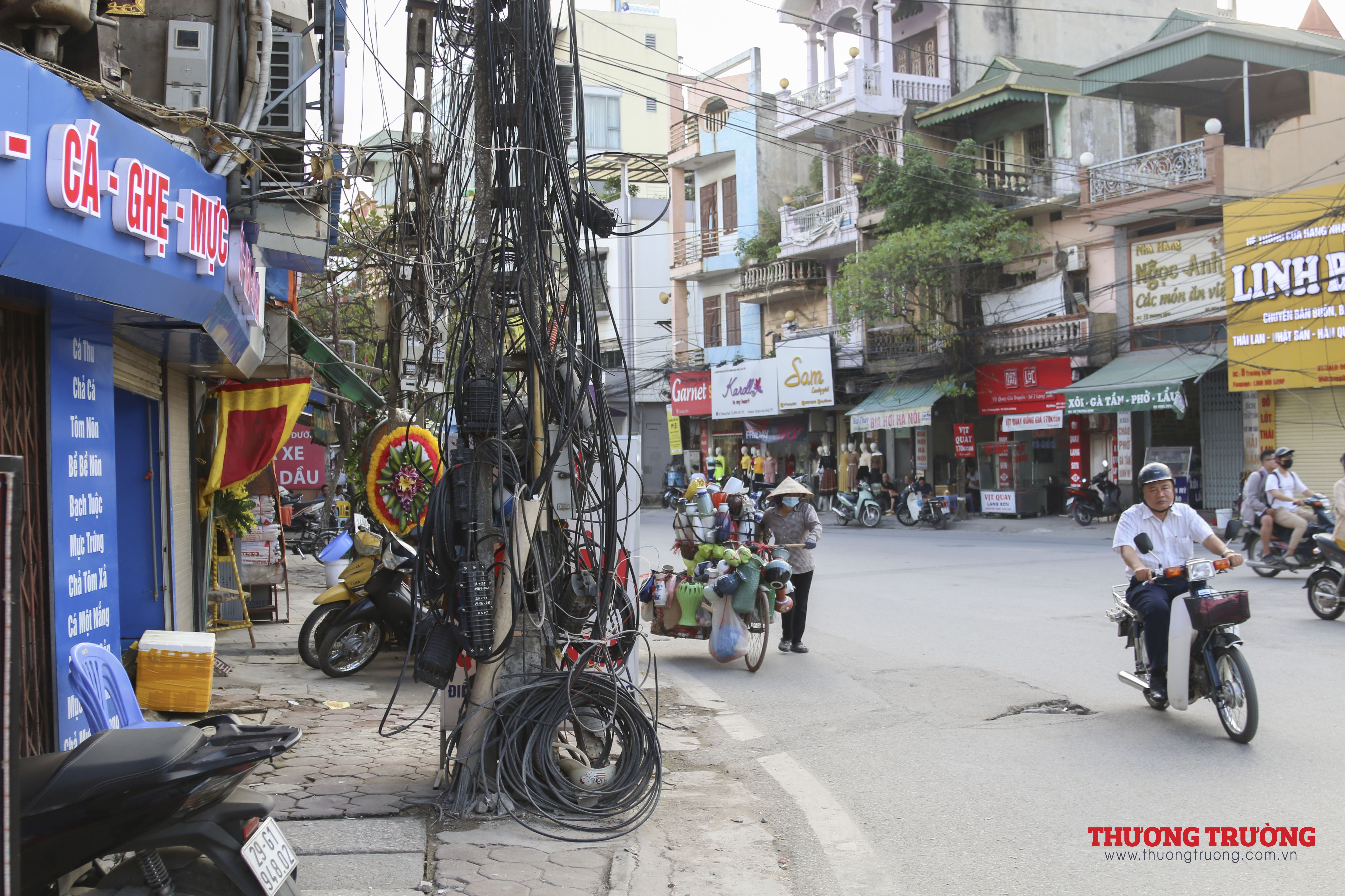Hà Nội Cáp điện viễn thông nằm ngổn ngang sau khi lát đá vỉa hè
