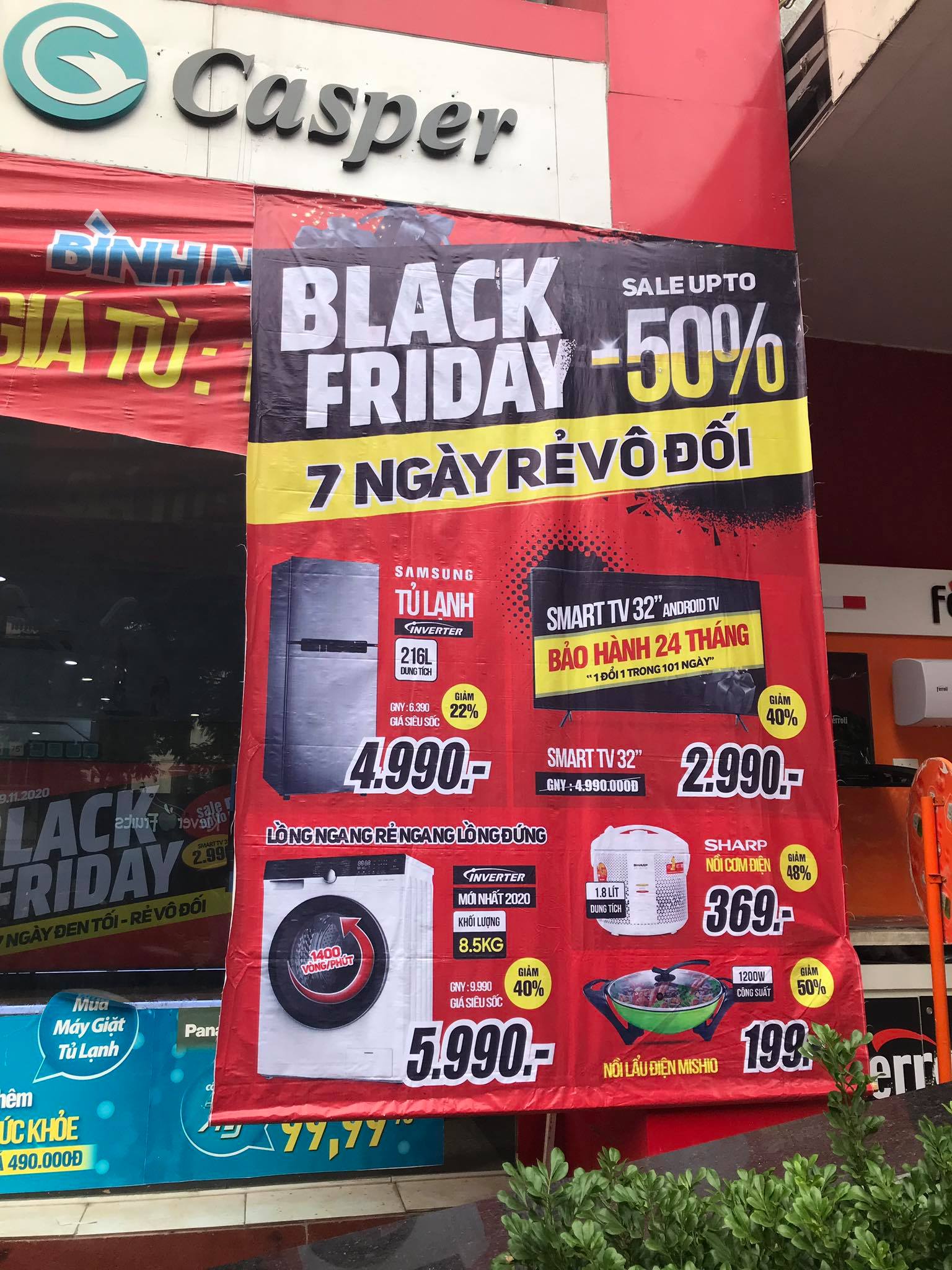 Chạy “bão” khuyến mãi ngày Black Friday, nhiều siêu thị điện máy vẫn vắng khách