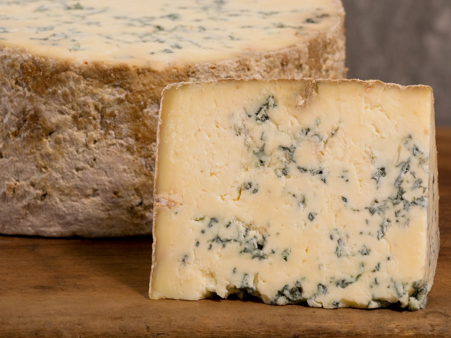 Giá phô mai tiếp tục giảm trước làn sóng bùng phát dịch Covid-19 mới