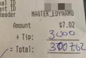 Khách hàng gọi một cốc bia, để lại tiền boa 3,000 đô la