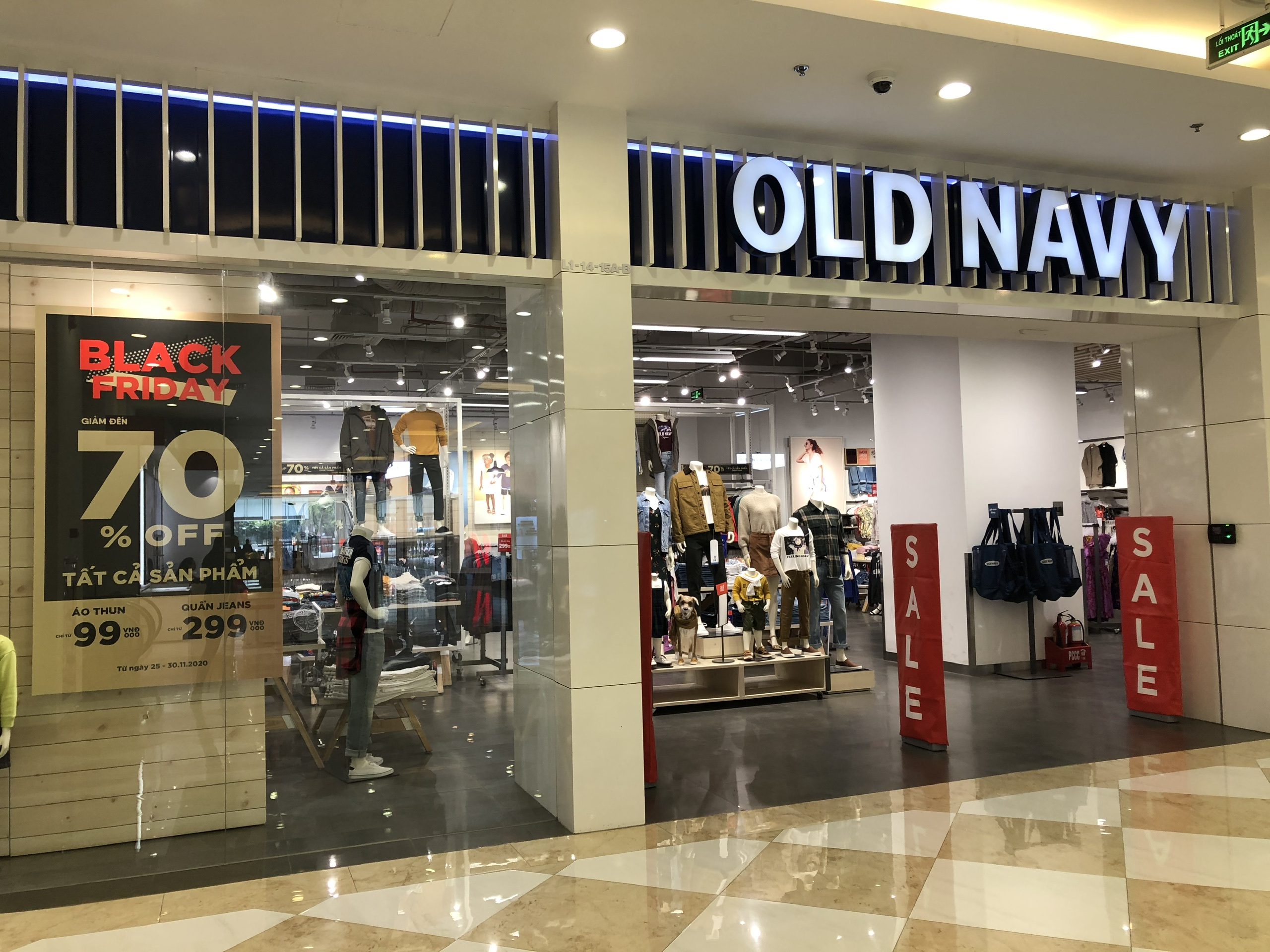 Sát ngày hội siêu sale Black Friday Trung tâm thương mại đìu hiu, vắng khách