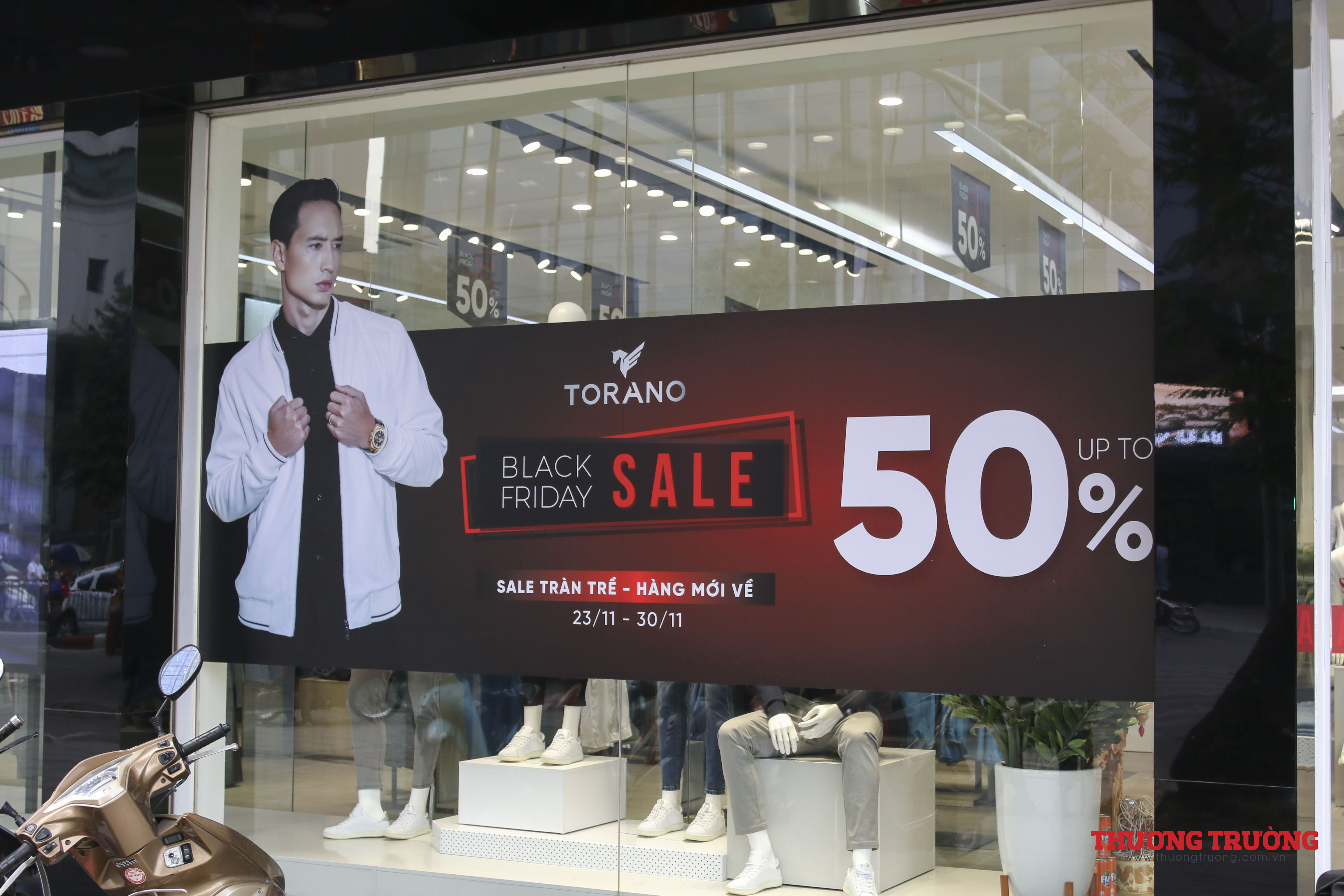 Phố thời trang Hà Nội rần rần giảm giá đến 80 dịp Black Friday 2020