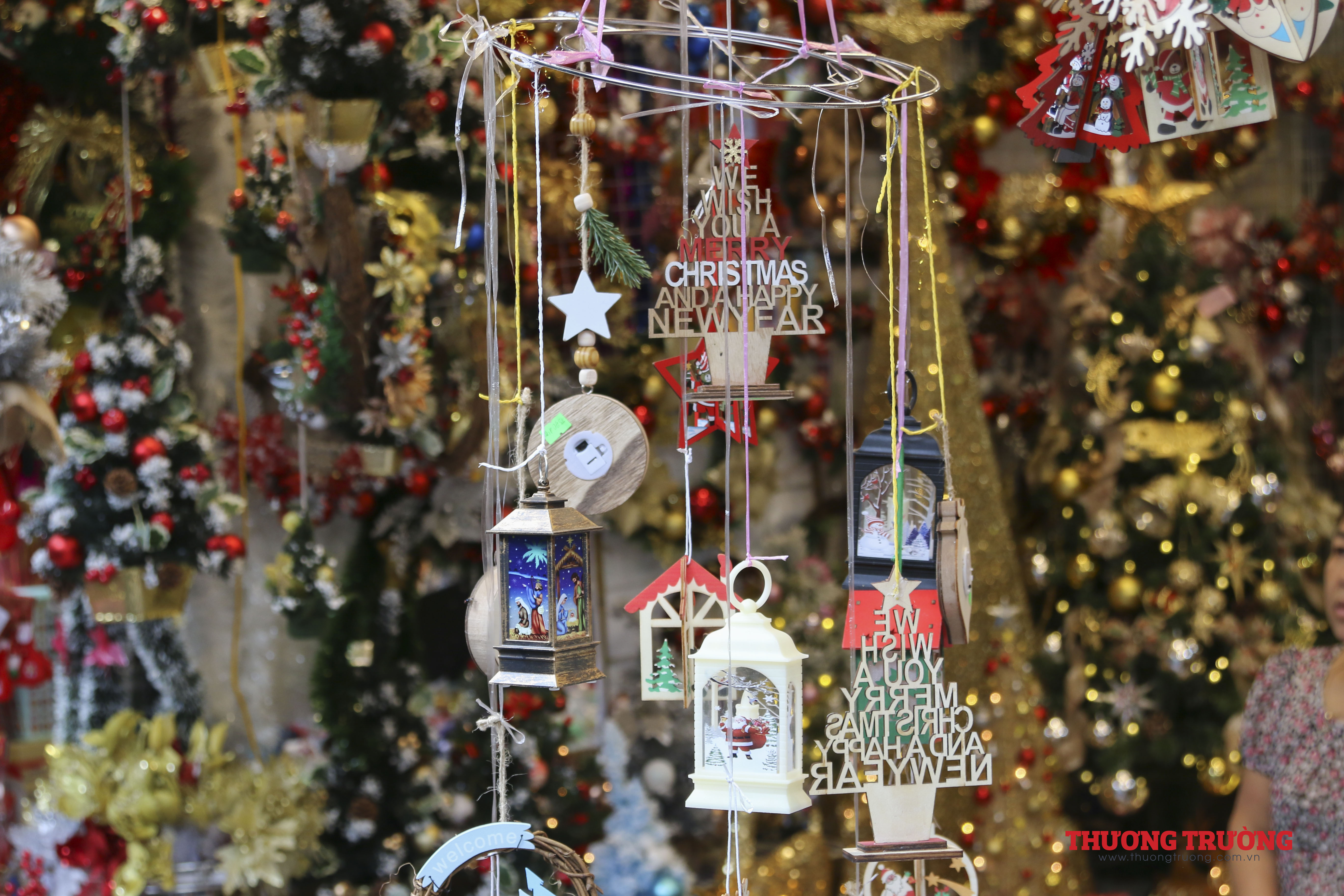 Phố Hàng Mã thay áo mới rực rỡ đón Giáng sinh