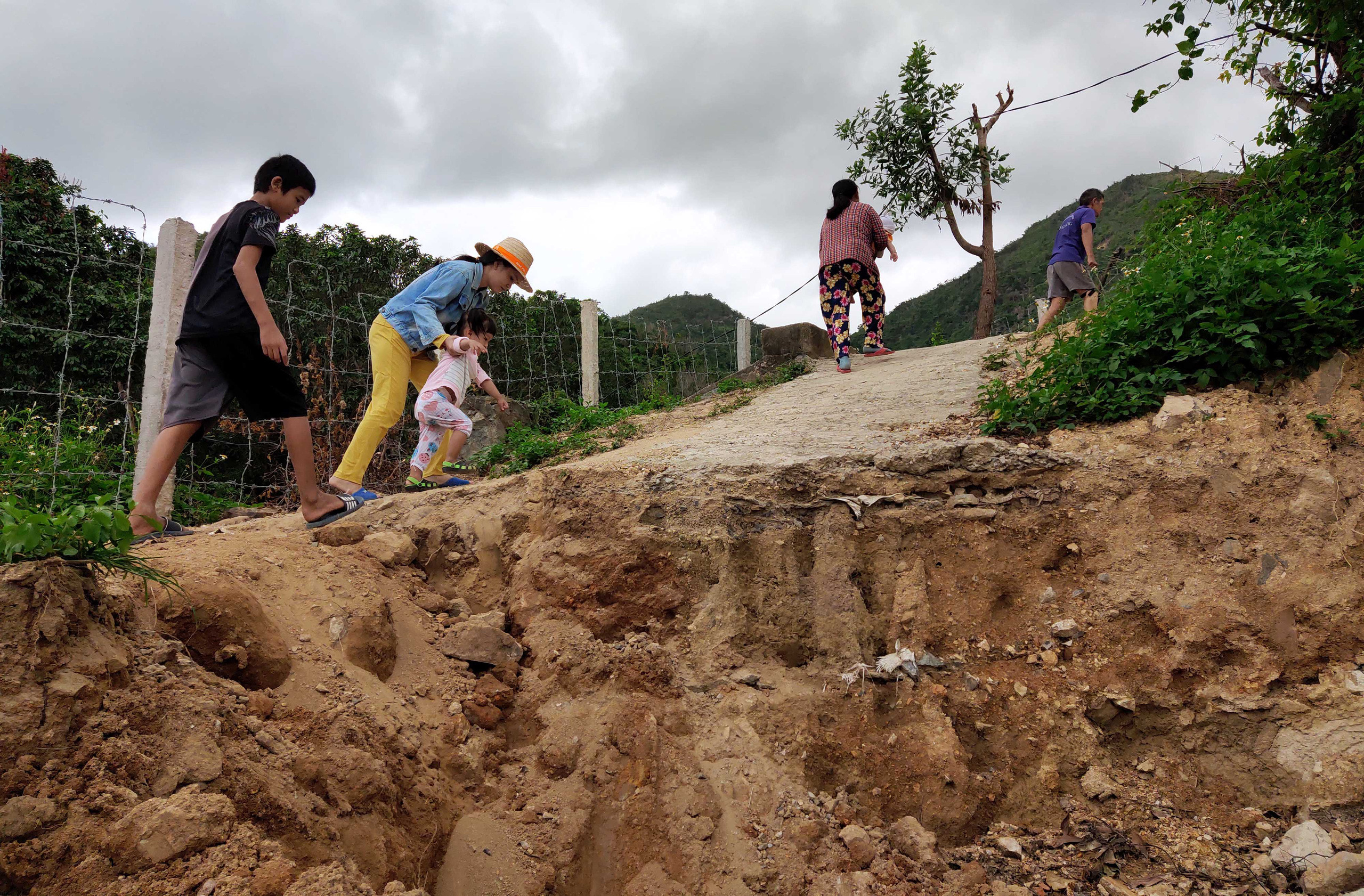 Người dân bức xúc vì dự án khu biệt thự Nha Trang Sea Park hạn chế lối đi lại