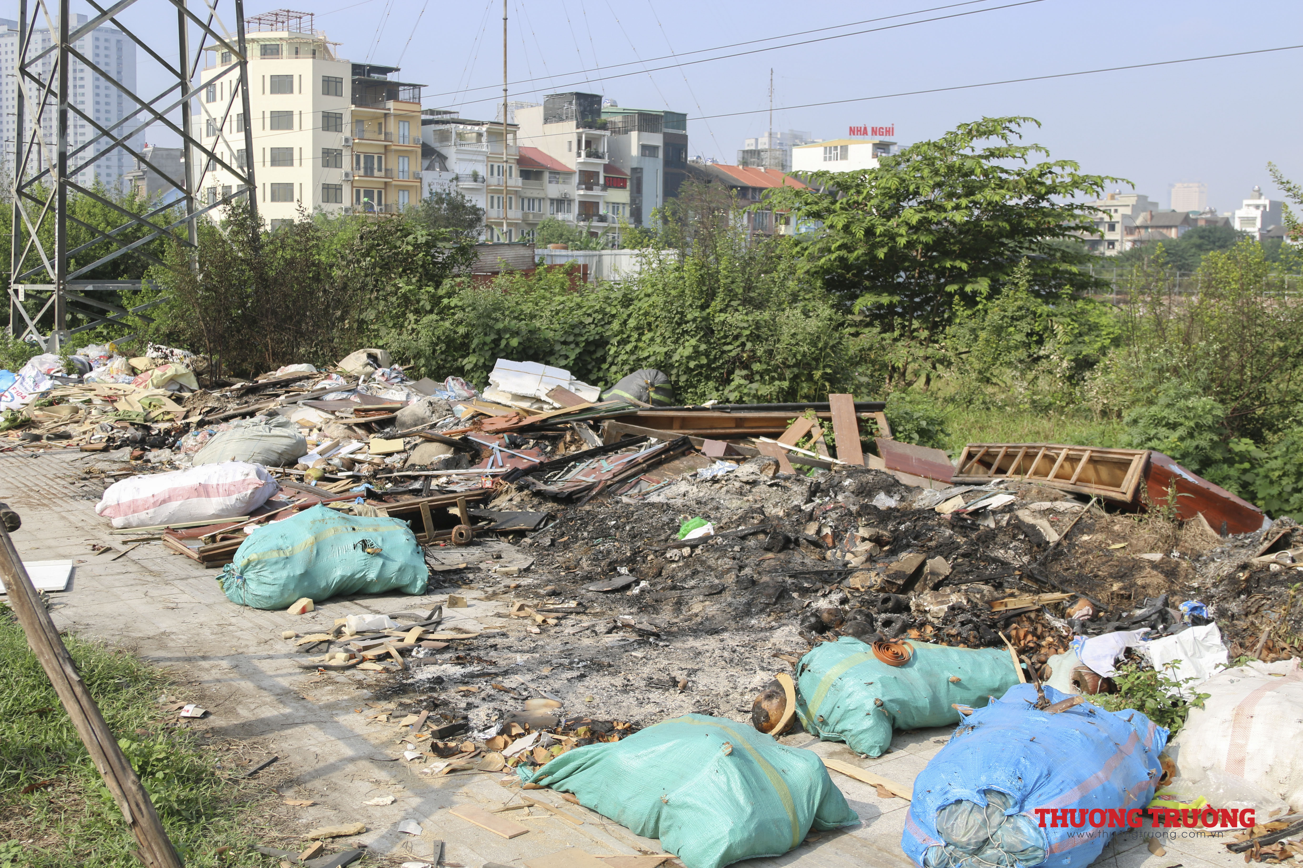 Hà Nội Đại lộ nghìn tỷ Chu Văn An nhếch nhác vì rác thải